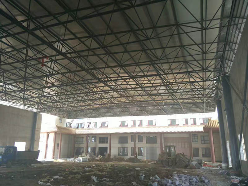 彭州屋顶采光无缝钢管网架安装现场